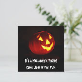 C'est une invitation à la fête d'Halloween (Debout devant)