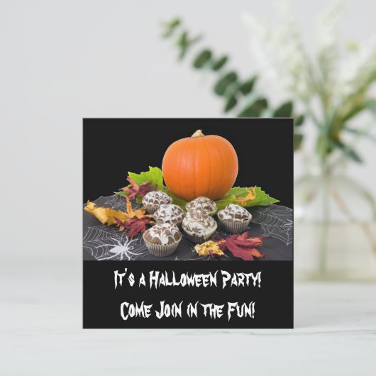 C'est une invitation à la fête d'Halloween (Debout devant)