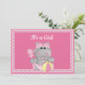 C'est une invitation au Baby shower hippo de fille (Debout devant)