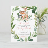 C'est une Invitation Baby shower de Fille Woodland (Debout devant)