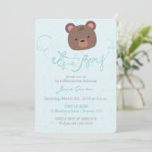 C'est une invitation baby shower d'ours en peluche (Debout devant)