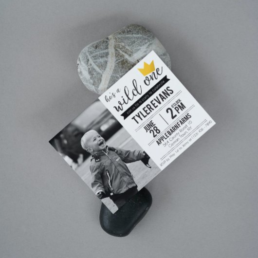 C'est une invitation d'anniversaire sauvage avec p