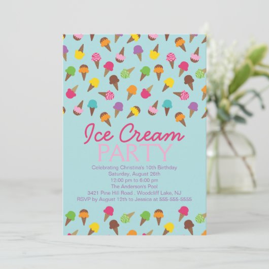 C'est une invitation de partie de crème glacée (Debout devant)