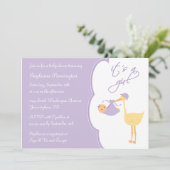 C'est une invitation pourpre de baby shower de (Debout devant)