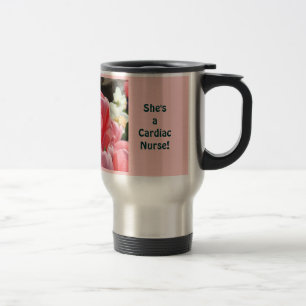 C'est une tasse de café de voyage d'infirmière car