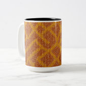 C'est une tasse motif broderie. (Devant gauche)