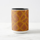 C'est une tasse motif broderie. (Centre)