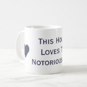 Cette Chambre aime la tasse notoire de RBG (Devant gauche)