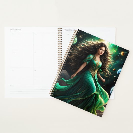 Cette femme frappante a des cheveux foncés et ondu (Devant avec enveloppe)