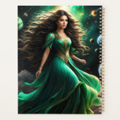 Cette femme frappante a des cheveux foncés et ondu (Dos)