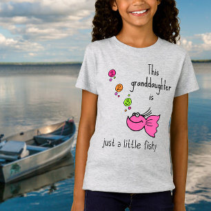 Cette fille est juste un petit T-shirt rose poilu