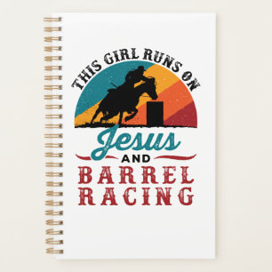 Cette fille tourne sur Jésus et la course de baril