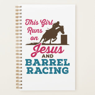 Cette fille tourne sur Jésus et la course de baril