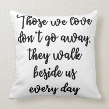 Ceux que nous aimons ne disparaissent pas coussin