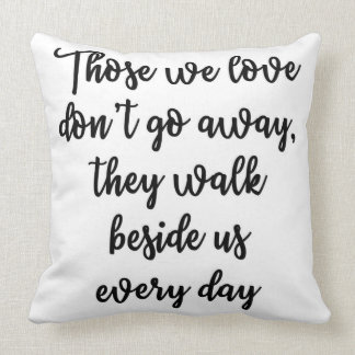 Ceux que nous aimons ne disparaissent pas coussin