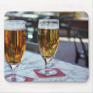 Chablis; twee koele biertjes bij 42 graden op een muismat
