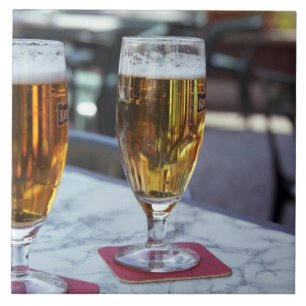Chablis; twee koele biertjes bij 42 graden op een tegeltje