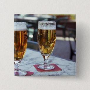 Chablis; twee koele biertjes bij 42 graden op een vierkante button 5,1 cm