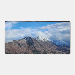 Chaîne de montagnes sauvages avec pics enneigés