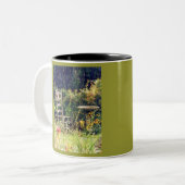 'Chaise avec Casquette dans le jardin' Mug (Devant gauche)