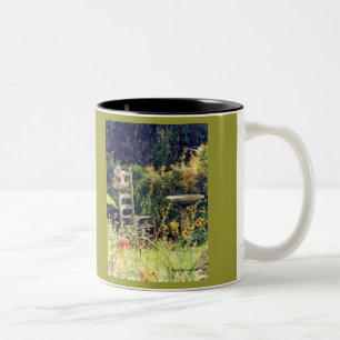 'Chaise avec Casquette dans le jardin' Mug