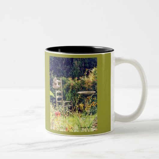 'Chaise avec Casquette dans le jardin' Mug (Droit)