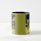 'Chaise avec Casquette dans le jardin' Mug (Centre)