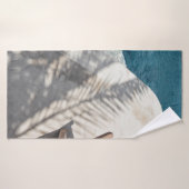 Chaise Brown en bois près du plan d'eau (Serviette de bain)