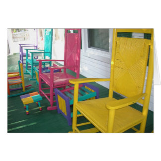 chaises colorées sur un porche