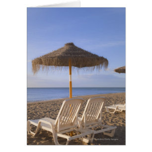 Chaises de plage de sable avec parasol