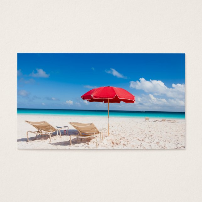 Chaises et parasols sur une plage tropicale (Devant)