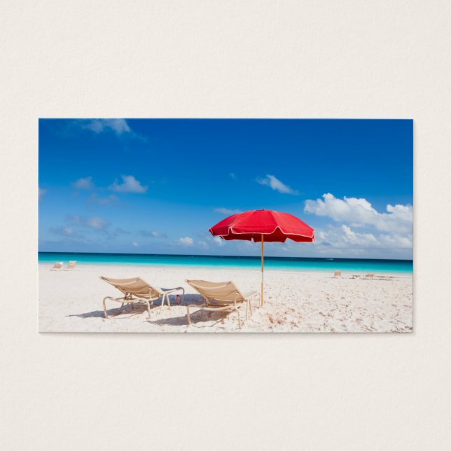 Chaises et parasols sur une plage tropicale (Devant)
