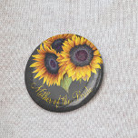 Chalet de tournesol rustique mère de la mariée<br><div class="desc">Floral rustique mère du bouton mariage de la mariée avec un bouquet de tournesols sur un arrière - plan de tableau noir gris foncé.                 Vous pouvez le personnaliser avec votre texte !</div>