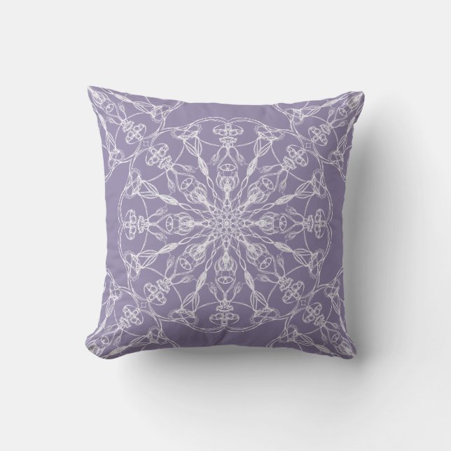 Chalk White Mandala Design on Lavender Kussen (Voorkant)