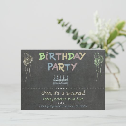 Chalkboard Anniversaire Fête Surprise Invitation (Debout devant)