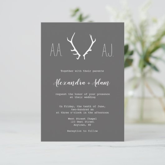 Chalkboard bois monogramme invitations de mariage (Debout devant)
