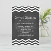 Chalkboard & Chevrons blancs Sweet 16 Invitation (Debout devant)