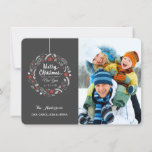 CHALKBOARD CHRISTMAS CARTE PHOTO FLORAL WREATT<br><div class="desc">JOYEUX NOËL: Cheminée botanique brillante et joyeuse avec poinsettia, holly, baies et feuillage en rouge et blanc sur arrière - plan en tableau noir. Personnalisez cette photo de vacances saluant carte plat avec votre nom de famille et ajoutez votre photo de famille préférée. Contemporain, classique, moderne et élégant moyen d'envoyer...</div>