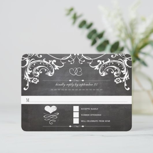 Chalkboard Cute Heart Initials Typographie RSVP (Debout devant)