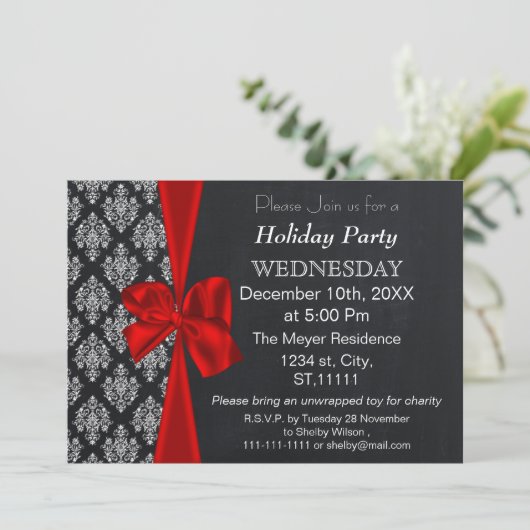 Chalkboard damask red bow Fête Invitation (Debout devant)
