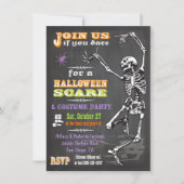 Chalkboard danserend Skeleton Halloween Party Invi Kaart (Voorkant)