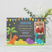 Chalkboard Dinosaur Anniversaire Invitation Dino P (Debout devant)