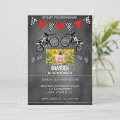 Chalkboard Dirt Vélo Photo Anniversaire Invitation (Debout devant)