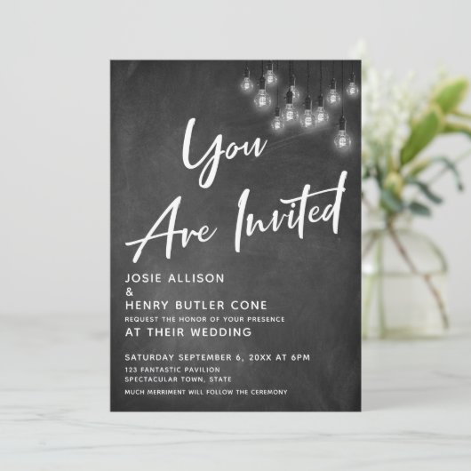 Chalkboard Edison Lights Je bent uitgenodigd Bruil Kaart (Staand voorkant)