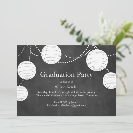Chalkboard Fête Lanternes Graduation Invitation (Debout devant)