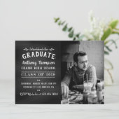 Chalkboard Graduate Party Photo invitation (Debout devant)
