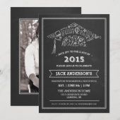 Chalkboard Graduation Cap Party Invitation Foto Kaart (Voorkant / Achterkant)