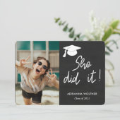 Chalkboard Graduée Elle L'A Fait Photo Invitation (Debout devant)