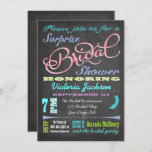 Chalkboard Invitations surprises de douche nuptial<br><div class="desc">Coloré et moderne tableau noir surprend les invitations à la douche nuptiale avec lettrage à la craie dessiné à la main et typographie amusante sur un tableau ou un arrière - plan de tableau noir. Idéal pour toute douche à thème nuptiale et beaucoup de place sur le dos pour plus...</div>