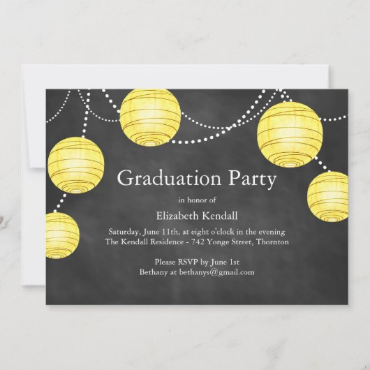 Chalkboard & Lanterns Jaunes Graduation Invitation (Devant)